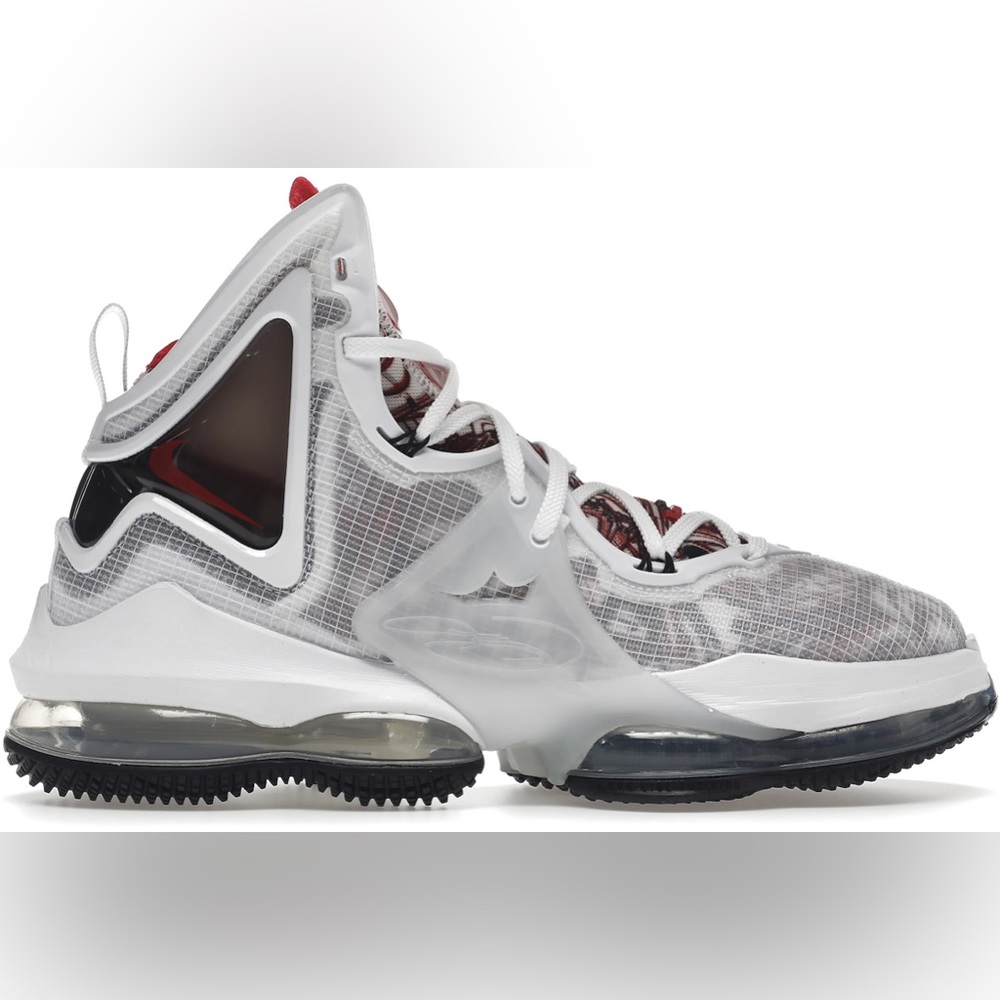 NIKE LEBRON 19 Size: 9